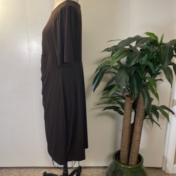 Dress barn short sleeve ruched dress in brown - Picture 3 of 7